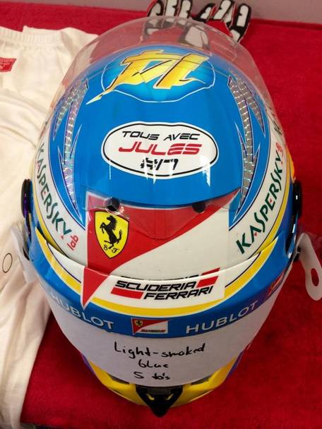 Il casco di Alonso con l&#39;adesivo per Vergne